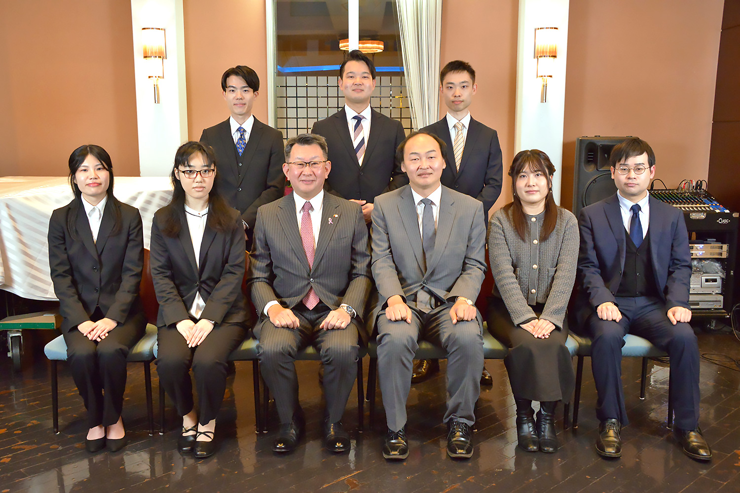合格者の皆さん　学長、研究科長とともに
